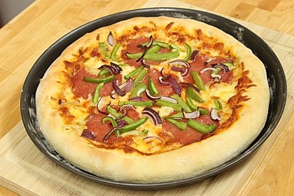 Pan Pizza mit Käse-Rand (Bild)