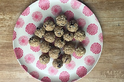 Energy-Balls mit Cranberries und Cashews (Bild)