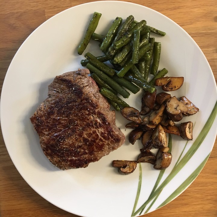 Rinderhüftsteak mit frischen Brechbohnen und Champignons von F-Frok ...