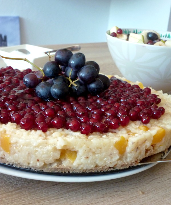 Fruchtiger Milchreiskuchen mit Pfirsichen und Johannisbeeren von Cha ...