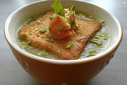 Cremige Kartoffel-Sellerie-Suppe mit Garnelen (Bild)