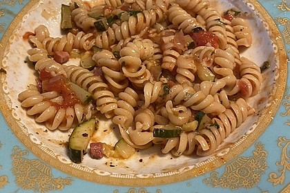 One Pot Pasta mit Zucchini, Tomaten und Parmesan (Bild)