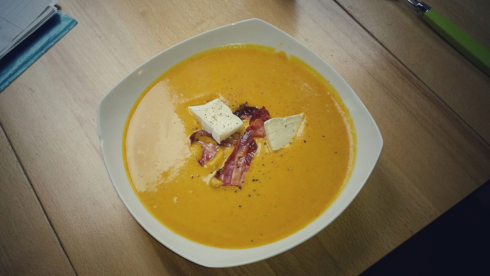 Kürbiscremesuppe mit Brie und Speck von topless_chef | Chefkoch