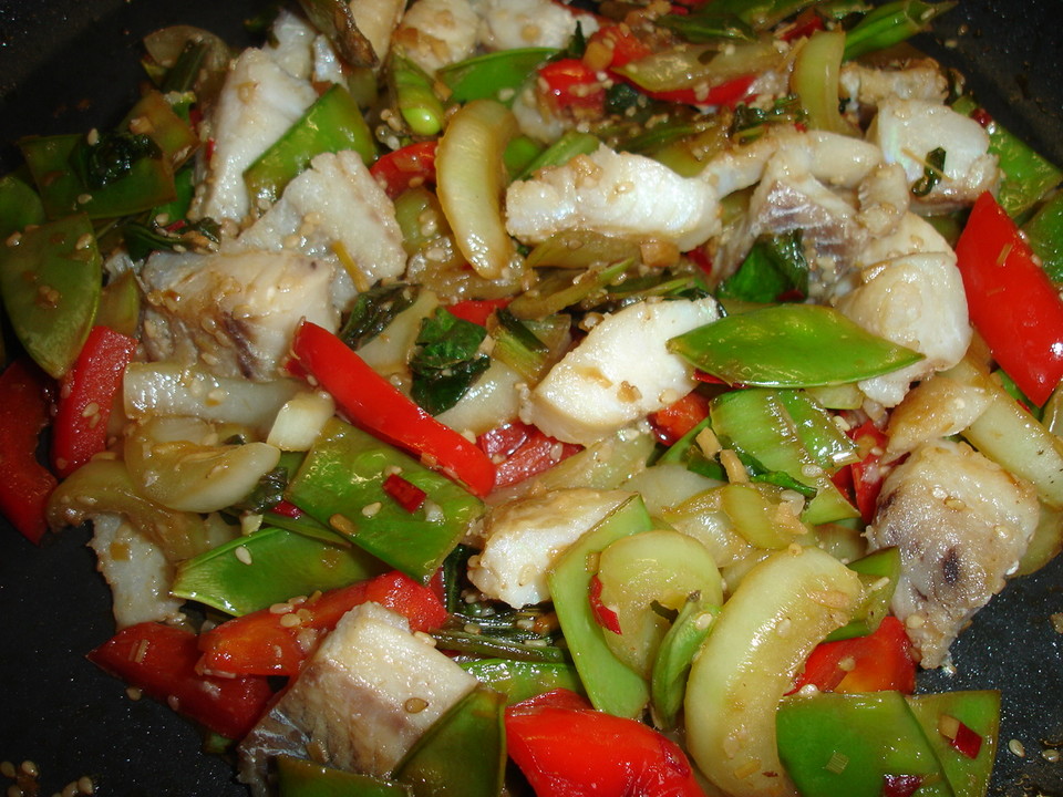 Asiatische Gemüsepfanne mit Fisch oder Garnelen von dodith | Chefkoch