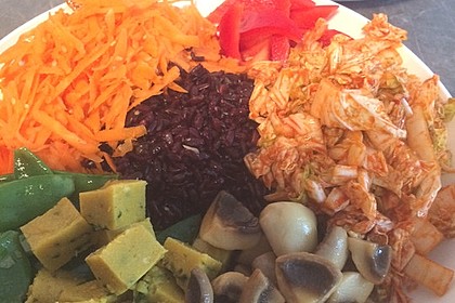 Asia-Bowl mit schnellem Kimchi und schwarzem Reis (Bild)