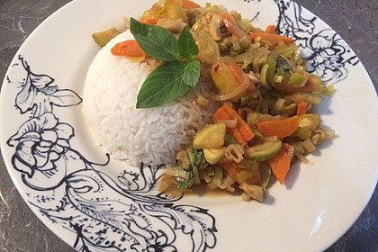 Gemüsepfanne mit Mango und Thai-Basilikum (Bild)