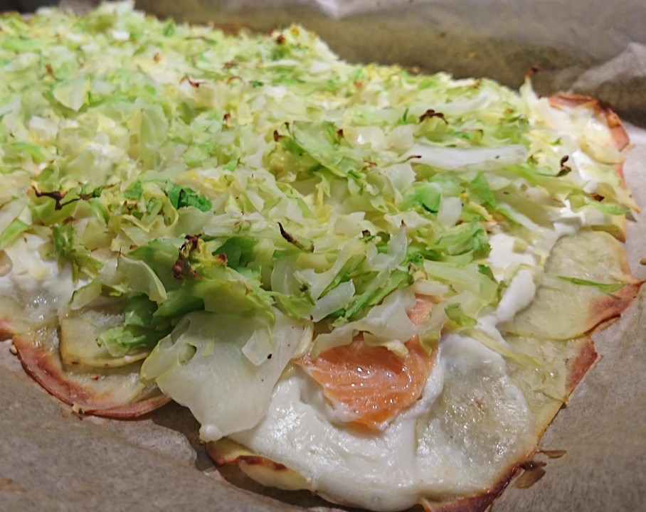 Kartoffel-Flammkuchen mit Wirsing und Lachs von Küchen_Liebe_ | Chefkoch