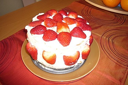 Orangensaftkuchen mit Erdbeeren (Bild)