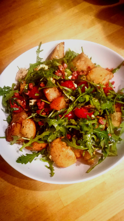 Rucola-Tomaten-Salat mit Brot, Schafskäse und Speck von gleimy | Chefkoch