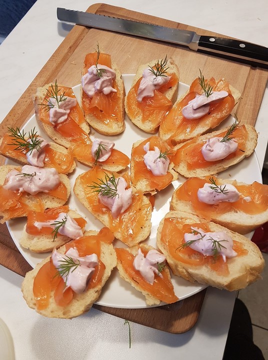 Weihnachtlich gebeizter Lachs mit Preiselbeersahne von Tubie | Chefkoch