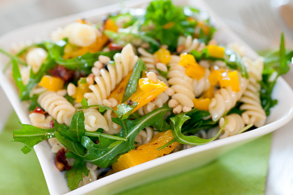 Nudelsalat mit Paprika, getrockneten Tomaten und Pinienkernen von ...