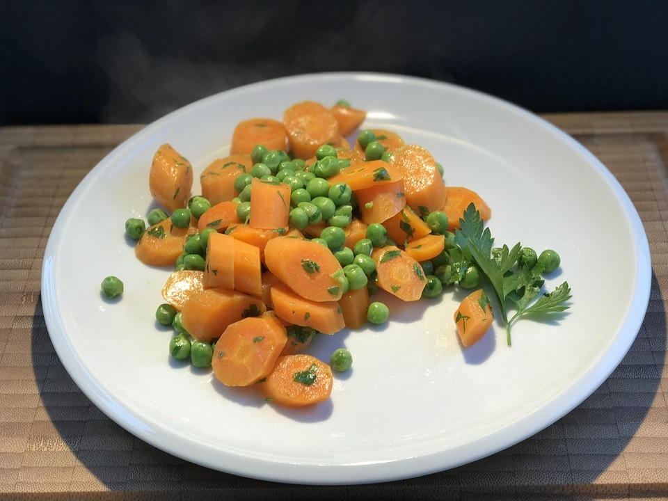 Glasiertes Erbsen-Möhren-Gemüse von jales_creativefood | Chefkoch