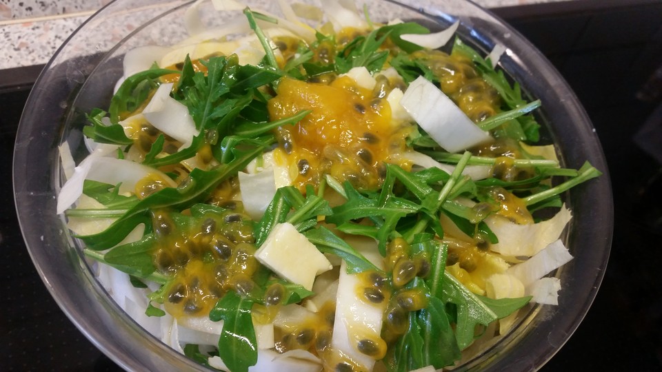Chicoree-Salat mit Passionsfrucht-Dressing von küchen_zauber | Chefkoch