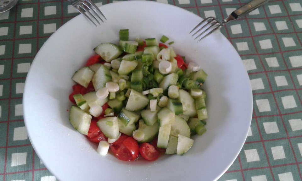 Kirschtomatensalat mit frischer Gurke und Frühlingszwiebeln von YotaP ...