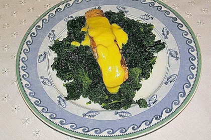 Gebratener Lachs auf Grünkohl mit Zitronen-Senf-Sauce (Bild)