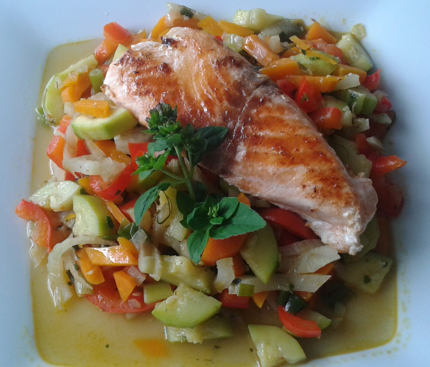 Bunte Gemüsepfanne mit Lachs von He-fe | Chefkoch
