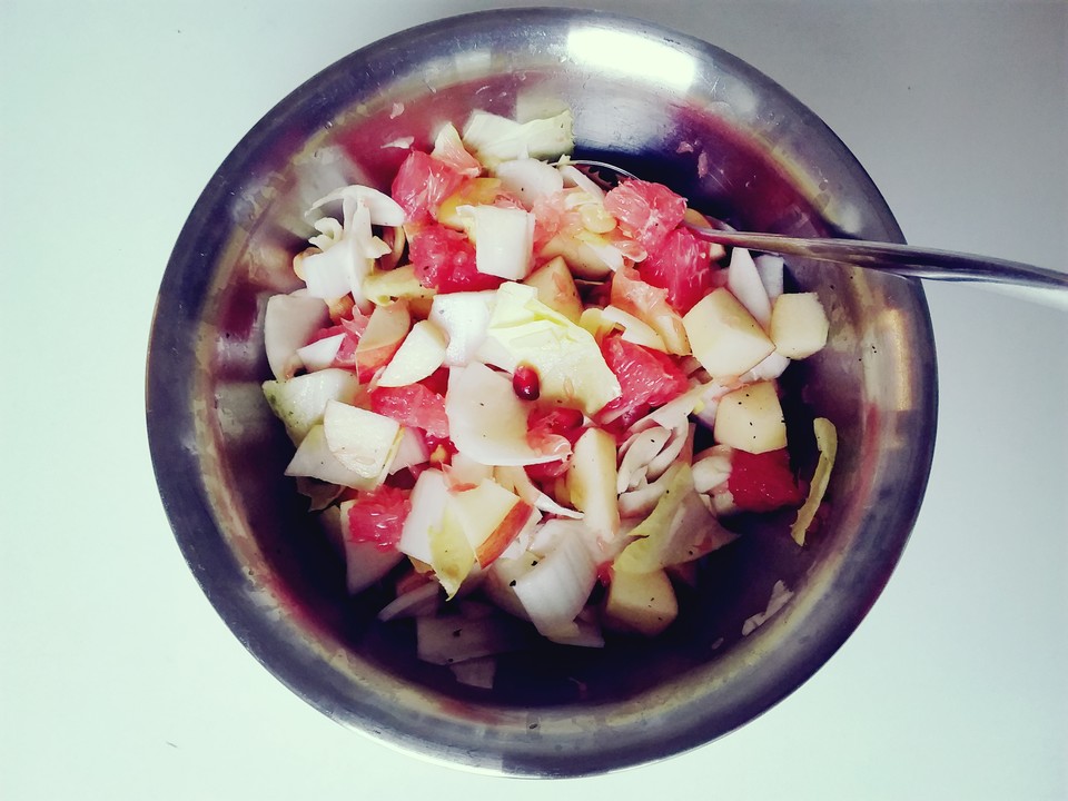 Fruchtiger Salat mit Nüssen, Chicorée, Apfel, Grapefruit und ...