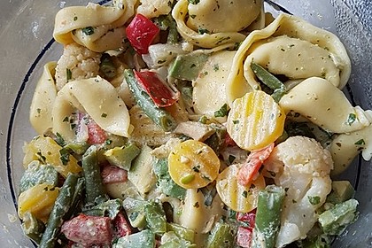 Tortellini-Salat mit Sommergemüse (Bild)