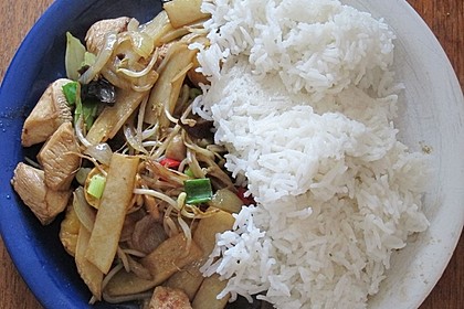 Huhn mit Mungobohnenkeimlingen und Bambus an Reis (Bild)