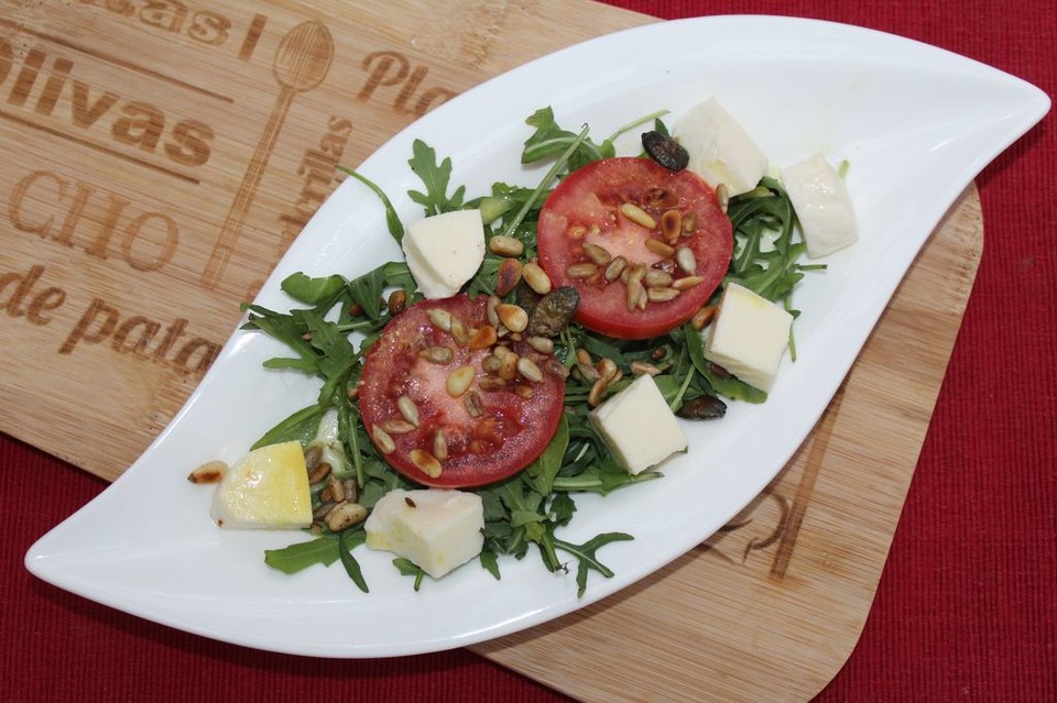 Rucolasalat mit Tomaten, Mozzarella und Kernen von JuliGro | Chefkoch