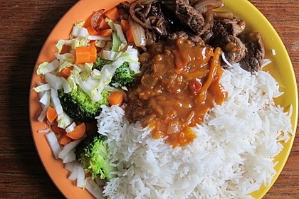 Lammcurry mit Koriandersauce und Gemüse an Reis (Bild)