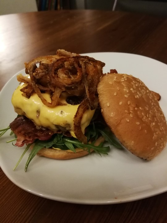 Burger mit frittierten Zwiebeln und karamellisiertem Speck von Christin ...
