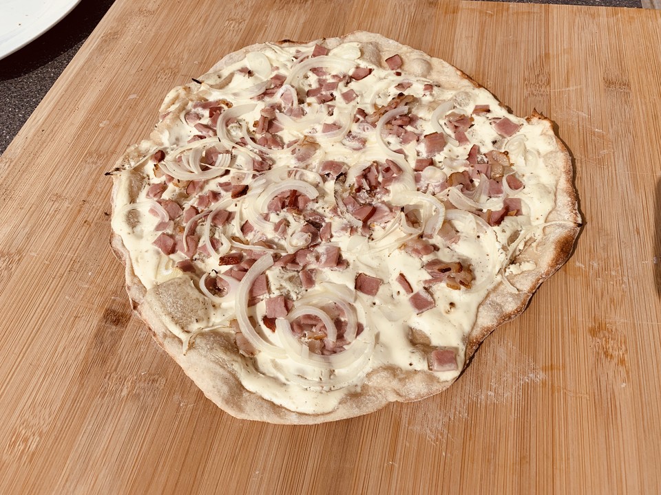 Flammkuchen &amp;quot;Elsässer Art&amp;quot; vom Grill mit Pizzastein von cmcook | Chefkoch