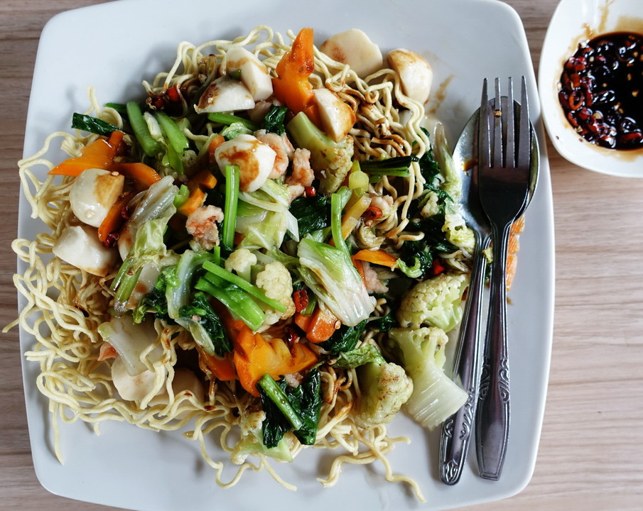 Knusprig frittierte Nudeln mit Gemüse und Bakso Ikan von dieter ...