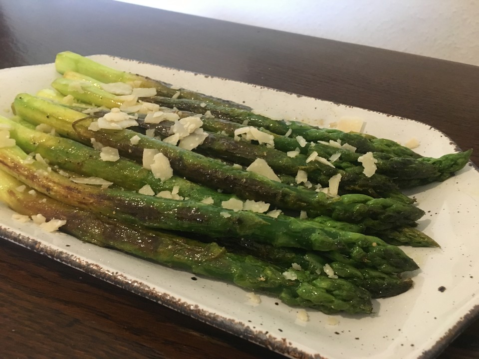 Gebratener grüner Spargel mit Parmesan von Kuechenmieze | Chefkoch