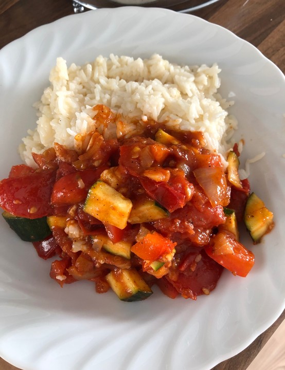 Schnelle vegane Zuchini-Paprika-Tomaten-Pfanne mit Reis von ...