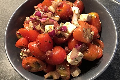 Tomatensalat mit Feta und Schinken (Bild)