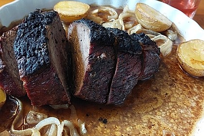 Rinderhüfte mit Knoblauch und Gemüse (Bild)