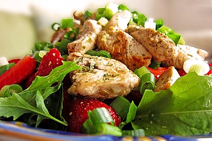 Hühnerbrust mit Erdbeeren und Frühlingszwiebeln an Portweindressing (Bild)