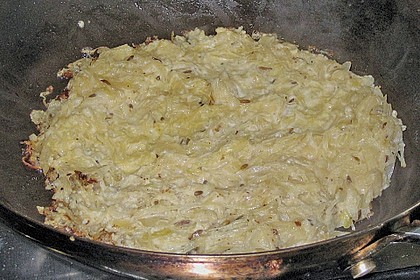 Sauerkrautpfannkuchen und gegrillte Bratwurst (Bild)