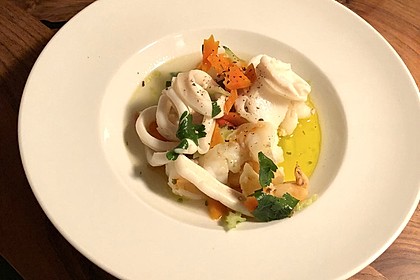 Lauwarmer Salat mit Edelfischen, Olivenöl und Zitrone (Bild)