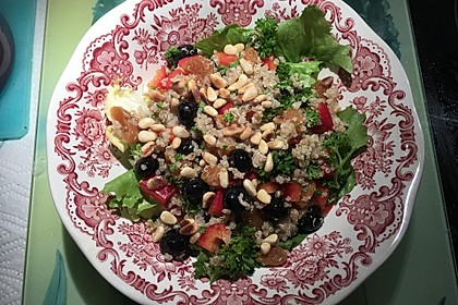 Fruchtiger Quinoa-Salat mit Blaubeeren und Paprika (Bild)