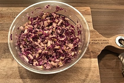 Rotkohl-Birnen-Salat mit Walnüssen (Bild)