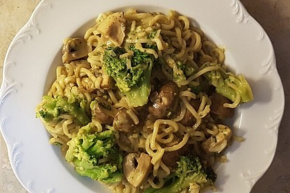 Brokkoli-Pilz-Curry mit Mie-Nudeln (Bild)