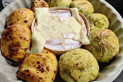 Pull-apart-Brot mit Camembert (Bild)
