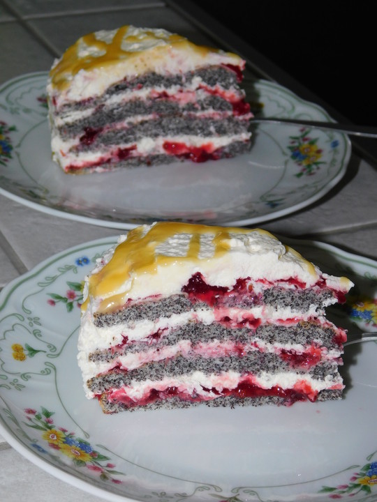 Mohntorte mit Preiselbeersahne und Eierlikörguss von katti74 | Chefkoch