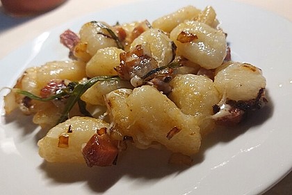 Gnocchi mit Speck, Salbei und Knoblauch (Bild)