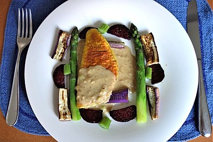Rotbarbenfilet, Rote Bete, grüner Spargel, japanische Aubergine (Bild)