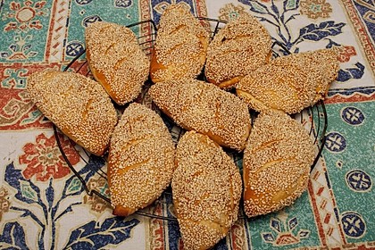 Türkische Sesambrötchen mit Sucuk-Schafskäsefüllung (Bild)