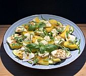 Salat mit Mango, Mozzarella und Zucchini (Bild)