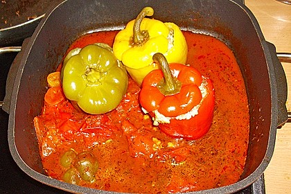Gefüllte Paprika in Tomatensoße (Bild)