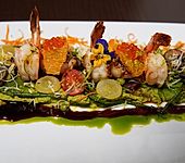 Japanische Kammmuscheln an Roter Bete mit Riesengarnelen, auf Erbsenpüreebett mit Kaiserschoten, frittiertem Spinat und Seespargel (Bild)