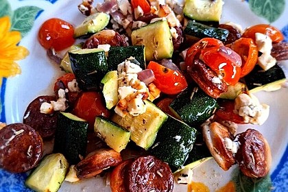 Zucchini, Tomaten und Feta mit Bratwurst aus der Heißluftfritteuse (Bild)