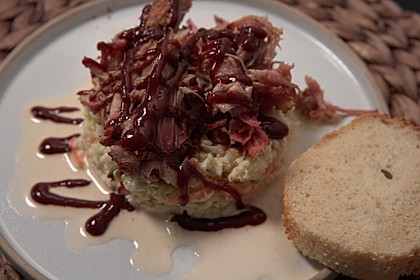 Pulled Pork auf Coleslaw (Bild)