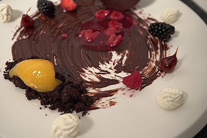 „Verdrehter“ Cheesecake, Himbeeren, Haselnüsse und Mango (Bild)