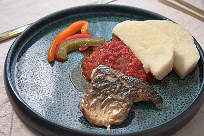Yamswurzel, gebratene Tomatensauce und gebratener Fisch (Bild)